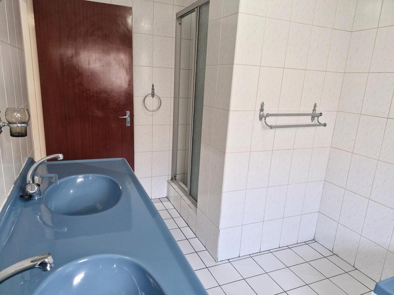 6 Bedroom Property for Sale in Cravenby Western Cape